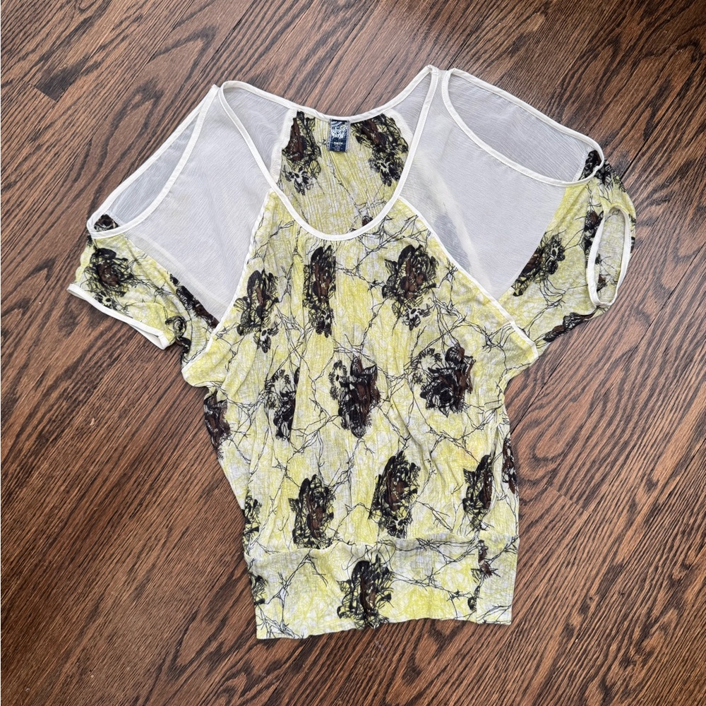 Free People super cute cut out top/blouse Size XS, new